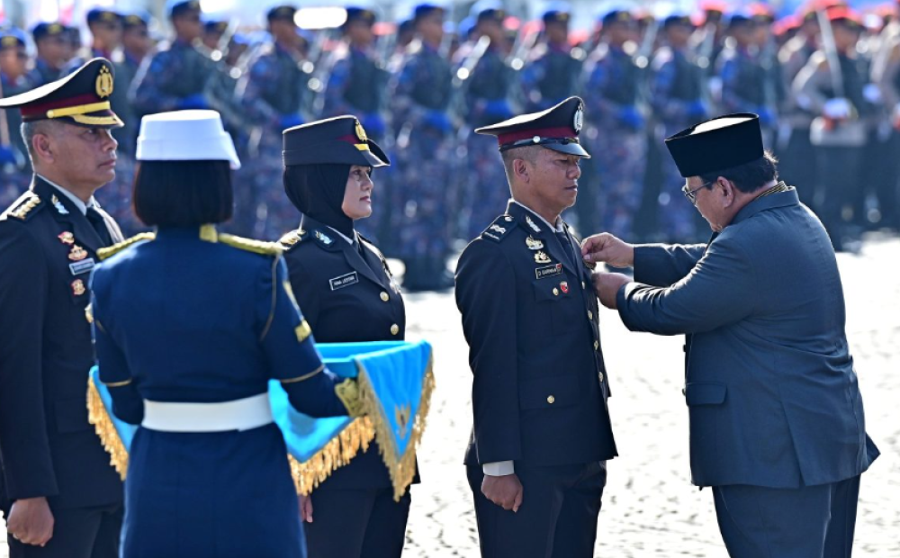 Prabowo Berikan Bintang Bhayangkara Nararya ke 3 Personel Polri