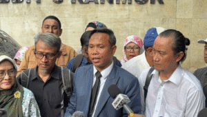 Ahmad Khozinudin, sebagai kuasa hukum Roy Suryo dan bagian dari Tim Advokasi Antikriminalisasi Akademisi dan Aktivis, saat memberikan keterangan kepada media di Polda Metro Jaya, Senin, 28/7/2025 | Ist