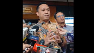 Kuasa Hukum Hasto Kristiyanto, Febri Diansyah (kanan) di Pengadilan Tipikor Jakarta Pusat, Senin, 14/7/2025 | Syahrul Baihaqi/Forum Keadilan