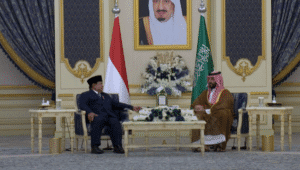 Presiden RI Prabowo Subianto dan Putra Mahkota sekaligus Perdana Menteri (PM) Kerjaan Arab Saudi, Pangeran Mohammed bin Salman bin Abdulaziz Al Saud (MBS), menyepakati investasi berbagai sektor dalam pertemuan bilateral di Istana Al-Salam, Jeddah, Arab Saudi, Rabu, 2/7/2025. | YouTube Sekretariat Presiden