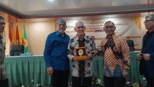 Wakil Presiden ke-6 RI ry Sutrisno (tengah), saat menghadiri diskusi publik, di Universitas Jayabaya, Jakarta Timur, Selasa, 15/7/2025 | Novia Suhari/Forum Keadilan