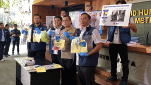 Penunjukan barang bukti ungkap kasus pornografi yang melibatkan anak di bawah umur oleh Ditressiber Polda Metro Jaya, di Polda Metro Jaya, Sabtu 19/7/2025 | Ari Kurniansyah/Forum Keadilan