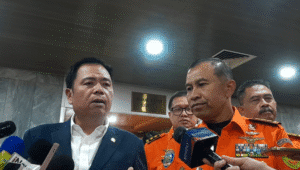 Kepala Badan SAR Nasional (Basarnas) Marsekal Madya TNI Mohammad Syafii (kanan) bersama dengan Ketua Komisi V DPR RI Lasarus (kiri), di Kompleks Parlemen, Senayan, Jakarta, Senin, 7/7/2025 | Novia Suhari/Forum Keadilan