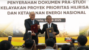 Penyerahan Dokumen Pra-Studi Kelayakan Proyek Prioritas Hilirisasi dan Ketahanan Energi Nasional, CEO Danantara Rosan Perkasa Roeslani dan Menteri Energi Sumber Daya Mineral (ESDM) Bahlil Lahadalia, di Gedung Kementerian ESDM, Jakarta, Selasa, 22/7/2025. | YouTube Kementerian ESDM
