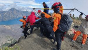Badan Pencarian dan Pertolongan (Basarnas) saat mengevakuasi jasad Juliana Marins (26), pendaki asal Brasil yang terjatuh di Gunung Rinjani, Pulau Lombok, Nisa Tenggara Barat, Senin, 23/6/2025. Juliana Marins jatuh pada Sabtu 21/6/2025 dan ditemukan tewas. | Dok BASARNAS via AFP