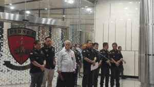Direktur Penyidikan Jampidsus Kejagung Abdul Qohar (tengah) di Kejagung, Jakarta Selatan, Selasa, 15/7/2025 | Syahrul Baihaqi/Forum Keadilan