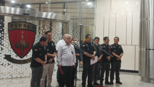 Direktur Penyidikan Jampidsus Kejagung Abdul Qohar (tengah) di Kejagung, Jakarta Selatan, Selasa, 15/7/2025 | Syahrul Baihaqi/Forum Keadilan