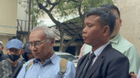 Kuasa hukum pakar telematika Roy Suryo, Ahmad Khozinudin (kanan) di Polda Metro Jaya, Senin, 21/7/2025 | Ari Kurniansyah/Forum Keadilan