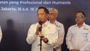 Menteri Dalam Negeri sekaligus Wakil Ketua Komisi Kepolisian Nasional (Kompolnas) Tito Karnavian, saat memberikan keterangan kepada media di Discovery Ancol, Jakarta Utara, Rabu, 16/7/2025 | Ari Kurniansyah/Forum Keadilan
