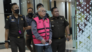 Salah satu tersangka baru dalam kasus dugaan korupsi pemberian kredit ke Sritex Group di Gedung Bundar Kejaksaan Agung, Selasa, 22/7/2025 | Ist