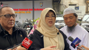 Tifauzia Tyassuma atau dokter Tifa saat memberikan keterangan kepada media di Polda metro Jaya, Jumat, 11/7/2025 | Ari Kurniansyah/Forum Keadilan