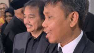 Eks Menpora Roy Suryo (kiri) dan kuasa hukumnya Ahmad Khozinudin (kanan) saat di Gedung Bareskrim Polri, Rabu, 9/7/2025 | Ist