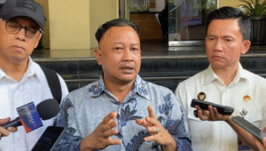 Anggota Kepolisian Nasional (Kompolnas) Choirul Anam atau Cak Anam, saat memberikan keterangan kepada media, di depan Gedung Ditreskrimum Polda Metro Jaya, Selasa, 22/7/2025 | Ari Kurniansyah/Forum Keadilan