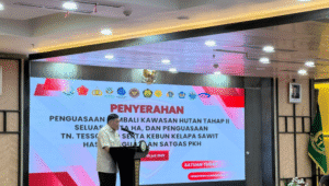 Menhan Sjafrie Sjamsoeddin saat memberikan sambutan dalam acara penyerahan hasil kerja Satgas Penertiban Kawasan Hutan (PKH) di Gedung Kejagung, Rabu, 9/7/2025 | Syahrul Baihaqi/Forum Keadilan