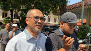 Mantan Ketua KPK Abraham Samad, saat memberikan keterangan kepada media di Gedung Joang, Jakata Pusat, Rabu, 23/7/2025 | Ari Kurniansyah/Forum Keadilan