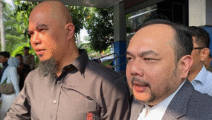 Musisi sekaligus anggota Komisi X DPR RI fraksi Partai Gerindra, Ahmad Dhani Prasetyo (kiri) di Polda Metro Jaya pada, Kamis, 10/7/2025 | Ari Kurniansyah/Forum Keadilan