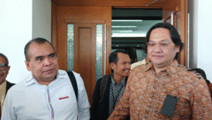 Paiman Rahardjo (baju putih) dan Farhat Abbas (kanan) usai sidang perdana gugatan perdata terhadap Roy Suryo Cs di PN Jakpus, Selasa, 29/7/2025 | Syahrul Baihaqi/Forum Keadilan
