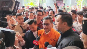 Sekjen PDI Perjuangan Hasto Kristiyanto sebelum sidang pembacaan tuntutan oleh JPU di Pengadilan Tipikor Jakarta Pusat, Kamis, 3/7/2025 | Syahrul Baihaqi/Forum Keadilan
