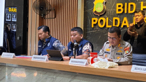 Suasana saat konferensi pers pengungkapan kasus penatalahgunaan data pribadi milik orang lain, di Polda Metro Jaya, Jumat, 25/7/2025 | Ari Kurniansyah/Forum Keadilan