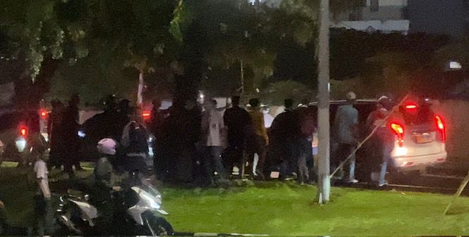 Massa Demo DPR Bertahan di Semanggi, Kejar Mobil Polisi hingga Pelat Dinas