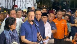 Mantan Menteri Perdagangan (Mendag) Thomas Trikasih Lembong atau Tom Lembong saat keluar dari Rutan Kelas I Cipinang, Jakarta Timur, Jumat, 1/8/2025 malam | Ari Kurniansyah/Forum Keadilan