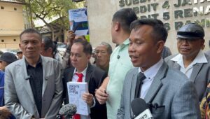 Kuasa hukum Roy Suryo cs Ahmad Khozinudin (kanan), di Polda Metro Jaya, Jumat, 22/8/2025 | Ist