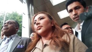Lisa Mariana bersama kuasa hukum di Gedung KPK, Jakarta, Jumat, 22/8/2025 | Muhammad Reza/Forum Keadilan