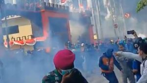 Polisi membalas lemparan petasan massa aksi dengan melemparkan gas air mata di Mako Brimob Kwitang, Jakarta, Jumat, 29/8/2025 | Syahrul Baihaqi/Forum Keadilan