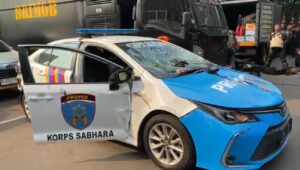 Sebuah mobil Provos dirusak massa di Jalan Sudirman, Jakarta Selatan, pada Jumat, 29/8/2025 | Ist