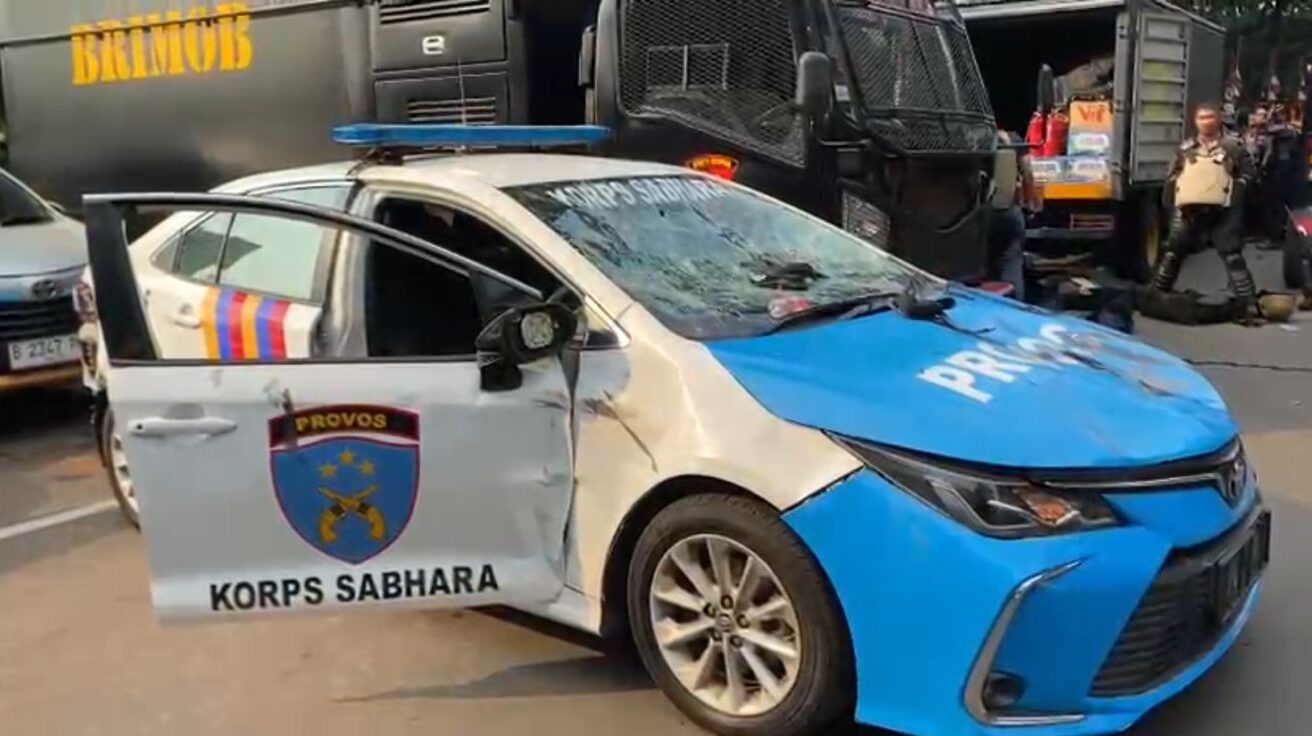 Massa Jalan Sudirman Rusak Mobil Provos