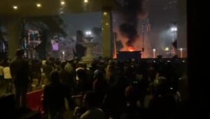 Situasi memanas terjadi di depan gerbang Polda Metro Jaya saat aksi unjuk rasa yang digelar sejumlah massa Badan Eksekutif Mahasiswa Seluruh Indonesia (BEM SI) pada Jumat, 29/8/2025 | Ari Kurniansyah/Forum Keadilan