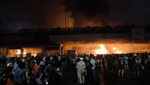 Pembakaran Halte TransJakarta Senen Sentral oleh massa aksi, Jumat, 30/8/2025 | Kian Santang/Forum Keadilan