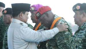 Presiden RI Prabowo Subianto menganugerahkan pangkat Jenderal Kehormatan dan Tanda Kehormatan Bintang Sakti kepada sejumlah tokoh militer dan purnawirawan dalam Upacara Gelar Pasukan Operasional dan Kehormatan Militer di Komplek Pusat Pendidikan dan Pelatihan Komando Pasukan Khusus (Pusdiklat Kopassus), Batujajar, Kabupaten Bandung Barat, Jawa Barat, Minggu, 10/8/2025. | Dok BPMI Setpres/Kris
