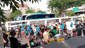 Ratusan massa dari warga, ojol dan mahasiswa memadati gerbang depan Gedung DPR RI, Jakarta, Jumat, 29/8/2025 | Muhammad Reza/Forum Keadilan