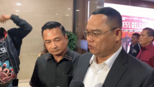 Kuasa hukum Ridwan Kamil, Muslim Jaya Butarbutar saat memberikan keterangan kepada media di Bareskrim Polri, Rabu, 20/8/2025 | Ari Kurniansyah/Forum Keadilan