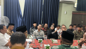 Suasana pertemuan Umi Cinta bersama Ketua MUI, Ketua Forum Kerukunan Umat Beragama (FKUB) Kota Bekasi, Ketua Forum Koordinasi Dakwah Nasional (FKDN), Kepala Badan Kesbangpol, pihak kepolisian, dan perangkat RW setempat, Kamis, 14/8/2025 | Ist