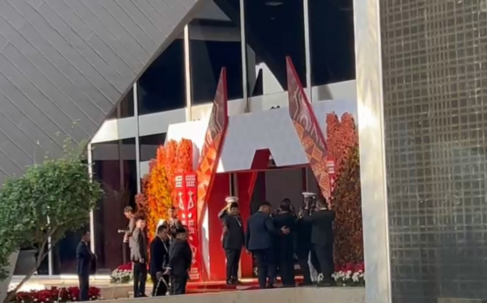 Prabowo Tiba Sidang Tahunan Pakai Jas, Disambut Puan Maharani