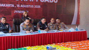Direktur Reserse Narkoba (Dirresnarkoba) Polda Metro Jaya Kombes Kombes Ahmad David (tengah) saat memberikan paparan kepada media di kawasan Mapolda Metro Jaya, Jumat, 15/8/2025 | Ari Kurniansyah/Forum Keadilan
