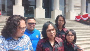 Drummer T'Koos Agusta Dwi Susanto Marzal (merah) dan David Surya (biru) selaku kuasa hukum usai menyerahkan kesimpulan uji materil UU Hak Cipta ke MK, Jakarta, Jumat, 15/8/2025 | Syahrul Baihaqi/Forum Keadilan