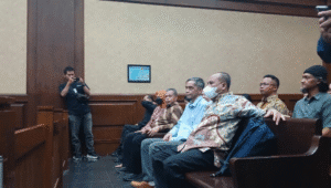 Tiga hakim pemberi vonis lepas di kasus minyak goreng, Djuyamto (kiri), Agam Syarif Baharudin (tengah), dan Ali Muhtarom (kanan) di Pengadilan Tipikor Jakarta, Kamis, 21/8/2025 | Syahrul Baihaqi/Forum Keadilan