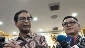 Asosiasi Komposer Seluruh Indonesia (AKSI) Piyu Padi (kiri) bersama Ari Bias (kanan) saat menghadiri agenda rapat bersama dengan Komisi XIII DPR RI terkait RUU Hak Cipta, di Gedung DPR RI, Senayan, Jakarta, Rabu, 27/8/2025 | Novia Suhari/Forum Keadilan