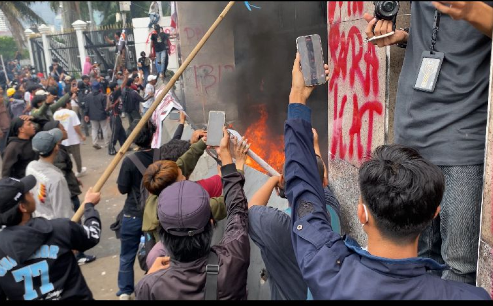 Aksi di DPR Memanas, Mahasiswa Lakukan Pembakaran dan Lemparan ke Dalam Gedung