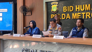 Direktorat Siber Polda Metro Jaya mengungkap kasus tindak pidana ilegal akses dan pelanggaran hak cipta berupa pembajakan siaran televisi berbayar milik Nex Parabola, di Polda Metro Jaya, Jumat 1/8/2025. | Ari Kurniansyah/ Forum Keadilan