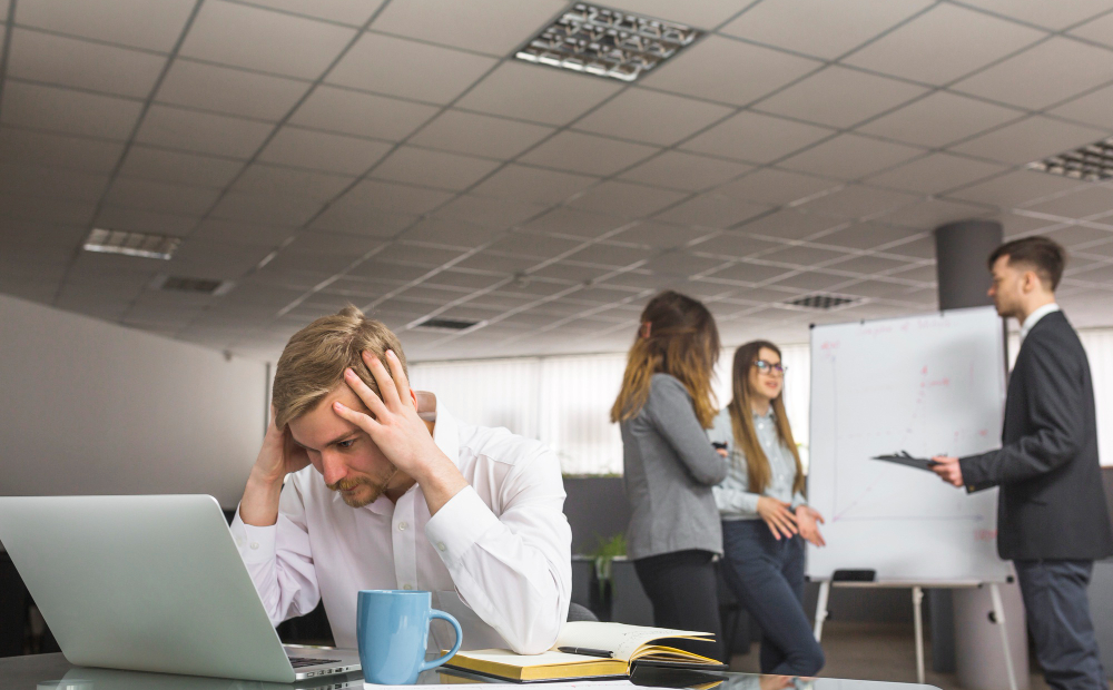 Dikucilkan Rekan Kerja? Kenali Taktik Icing Out di Dunia Kantor
