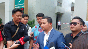 Kuasa Hukum Tom Lembong, Zaid Mushafi (pakai jas) saat memberikan keterangan ke awak media di Gedung Mahkamah Agung, Senin, 4/8/2025 | Syahrul Baihaqi/Forum Keadilan