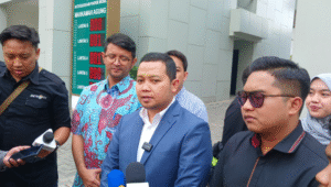 Kuasa Hukum Tom Lembong, Zaid Mushafi (pakai jas) saat memberikan keterangan ke awak media di Gedung Mahkamah Agung, Senin, 4/8/2025 | Syahrul Baihaqi/Forum Keadilan