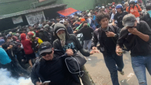 Demonstran dipukul mundur aparat kepolisian dengan gas air mata di depan Gedung DPR RI, Senayan, Jakarta Pusat, Senin, 25/8/2025 | Ari Kurniansyah/Forum Keadilan