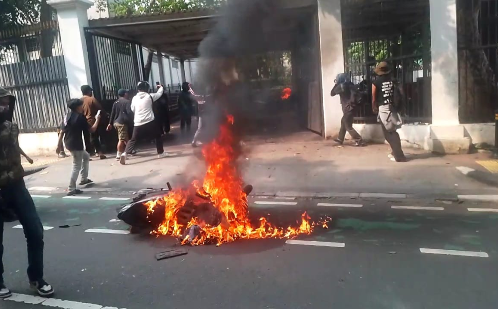 Demo Tuntut Pembubaran DPR Ricuh: Massa Jebol Pintu Belakang, Polisi Tembakan Gas Air Mata