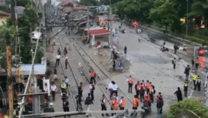 Massa aksi demo buruh yang sebelumnya di depan gerbang Gedung DPR RI, Jl Gatot Subroto pada Kamis, 28/8/2025, masih berlangsung sore hari hingga menjelang malam, Kamis, 28/8/2025 | Ari Kurniansyah/Forum Keadilan