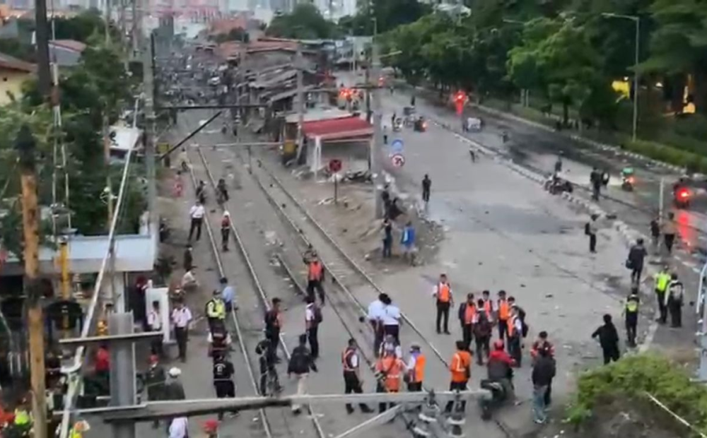 Massa Aksi Demo Masih Bersitengang dengan Polisi Hingga Sore